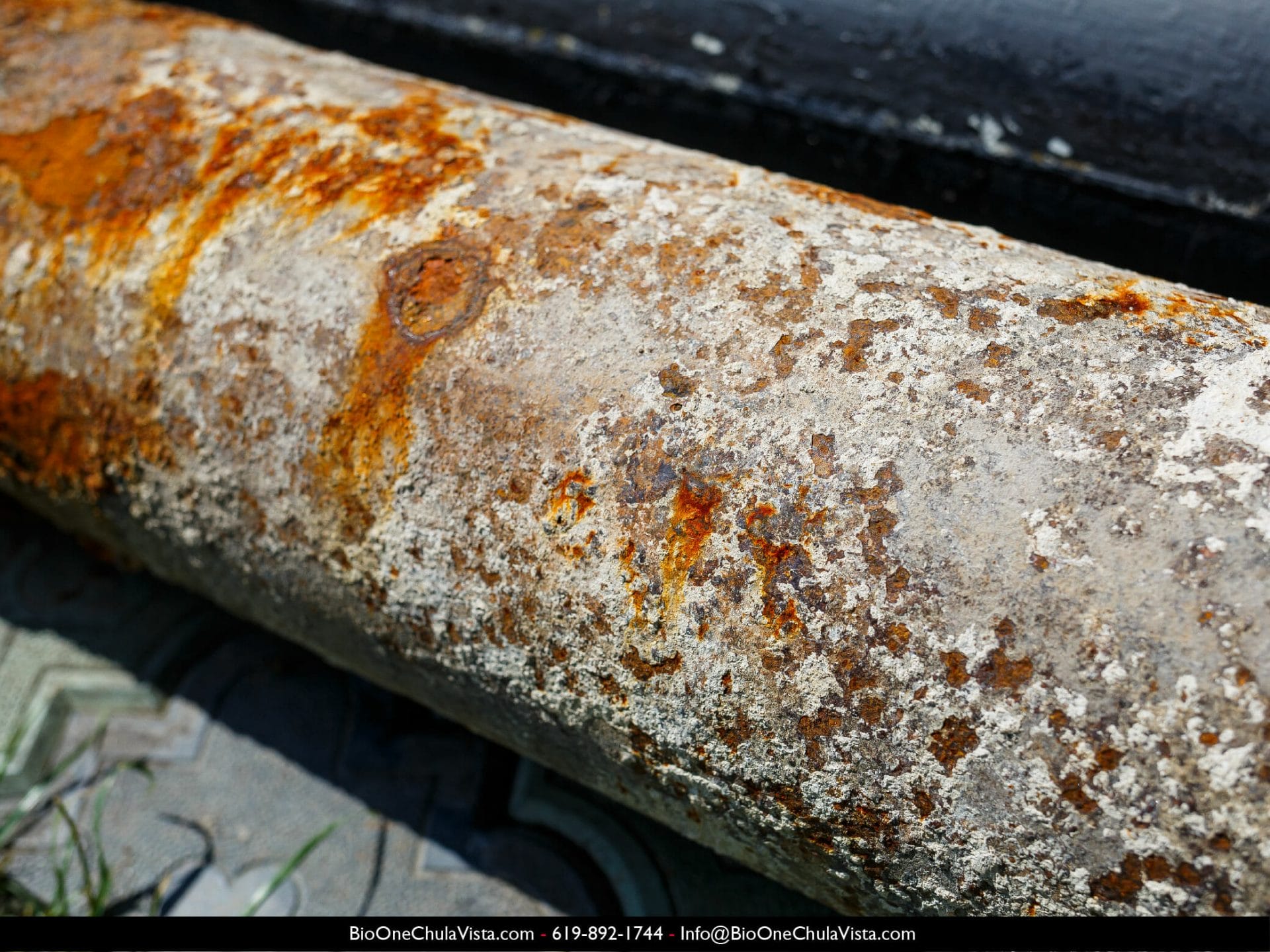 Large metal rusty pipe. Photo credit: @dmitrytph - Freepik.